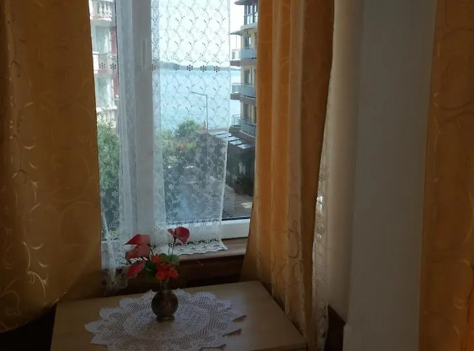 Апартамент Primorsko Apartments